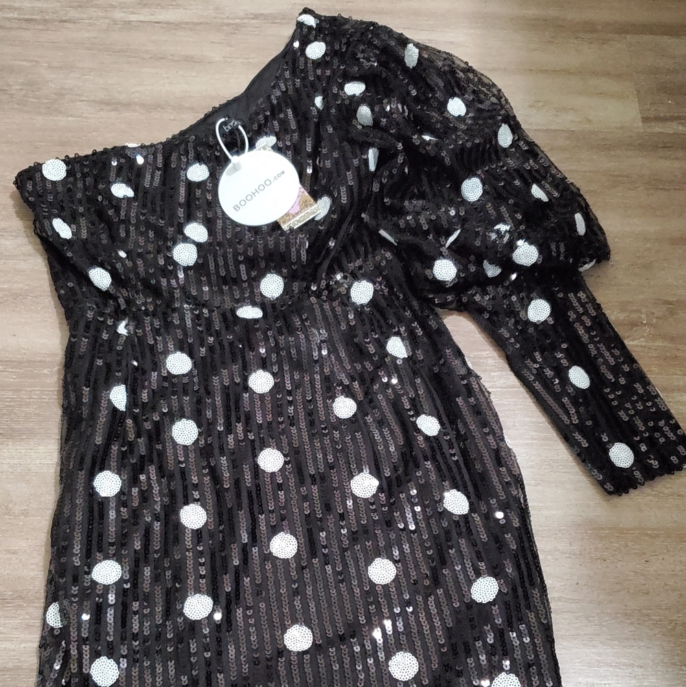 Boohoo  Black-and-white one shoulder sequence dress for women size 6 never worn